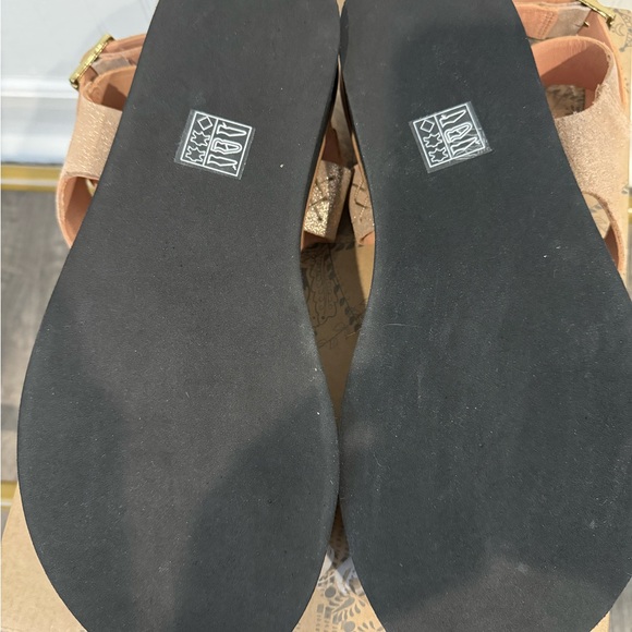 Stylish Tan Platform Sandals - Picture 3 of 6